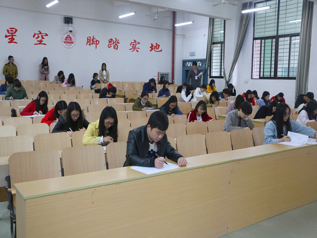 1492692883412431.jpg 康美-同学们认真答题.JPG