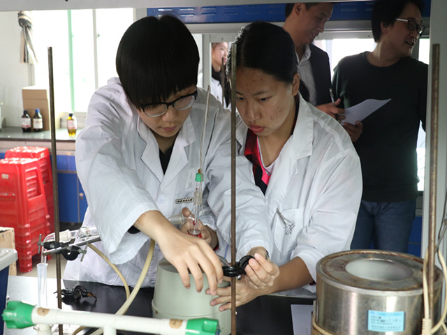 1492692979362456.jpg 同学协作完成实验.jpg